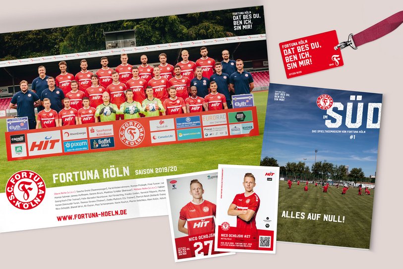 Eine Auswahl an Medien der Saison 2019-20 zeigt ein Poster der Mannschaft, das Magazin Heimspiel, Fankarten und weiteres