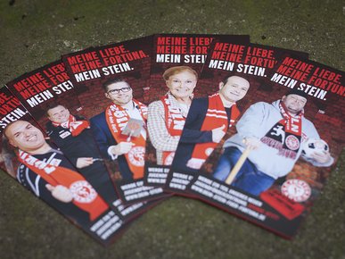 Die Flyer der Kampagne »Dein Stein Fortuna« liegen aufgefächert nebeneinander