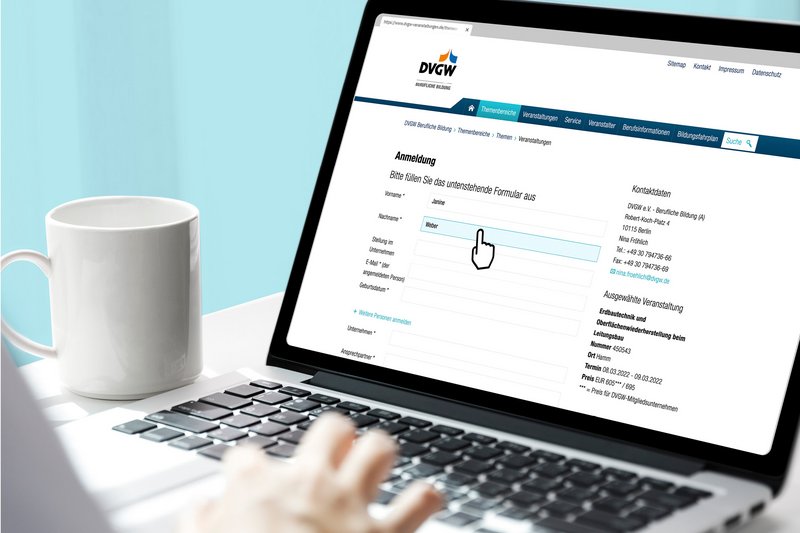 Eine Person füllt das Formular zur Veranstaltungsanmeldung auf einem Laptop aus
