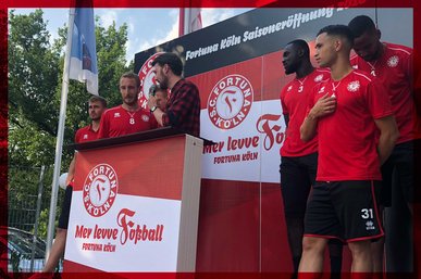 Sechs Spieler stehen auf der Fortuna Köln Bühne und werden interviewt