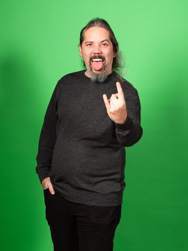 Michael Hügelschäffer macht eine »Metal-Hand« und streckt die Zunge raus