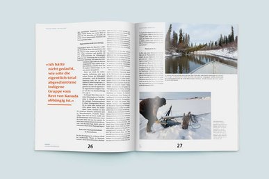 Das aufgeschlagene Unimagazin zeigt eine Artikelseite mit Bildern, Text und Zitaten