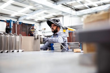 Ein Mitarbeiter von POHL prüft gefertigte Metallprofile.