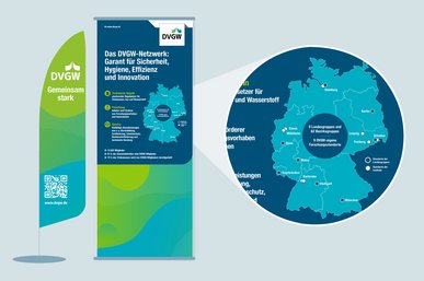 Eine Beachflag und ein Roll-Up im neuen Corporate Design stehen nebeneinander. Ein Detail des Roll-Ups (grafisch überarbeitete Landkarte) wird vergrößert dargestellt.