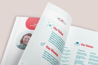 Der aufgeschlagene Jahresbericht zeigt eine Nahaufnahme der Visions- und Missionsseite