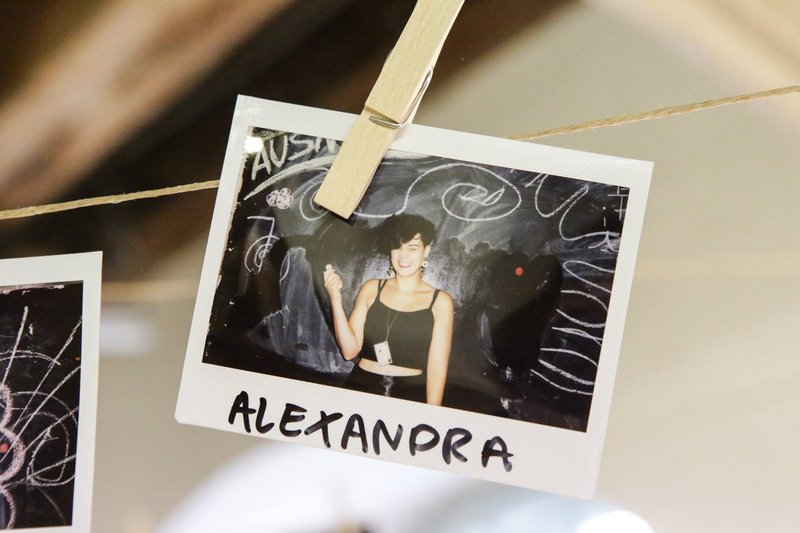 Ein Polaroidfoto, darauf zu sehen ist Alexandra, hängt an einer Wäscheleine