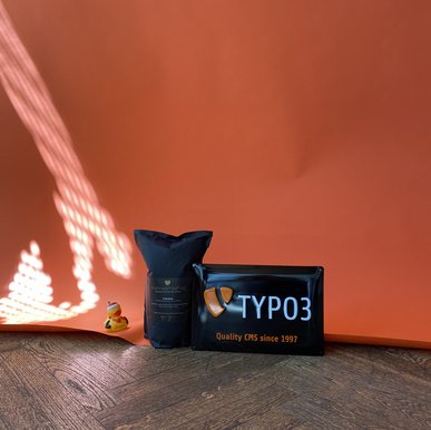 Eine Kaffee-Packung und ein Blechschild mit TYPO3 Logo
