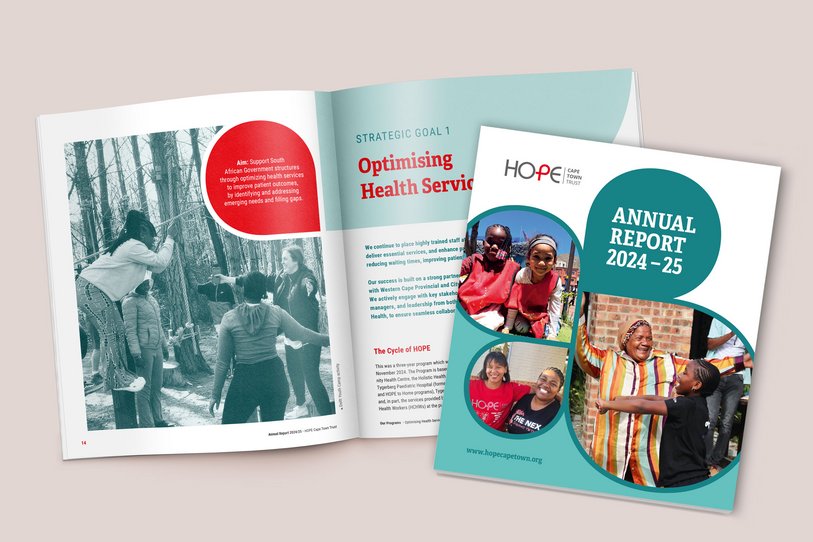 Das Cover und eine aufgeschlagene Kapiteleinstiegsseite des Jahresberichts