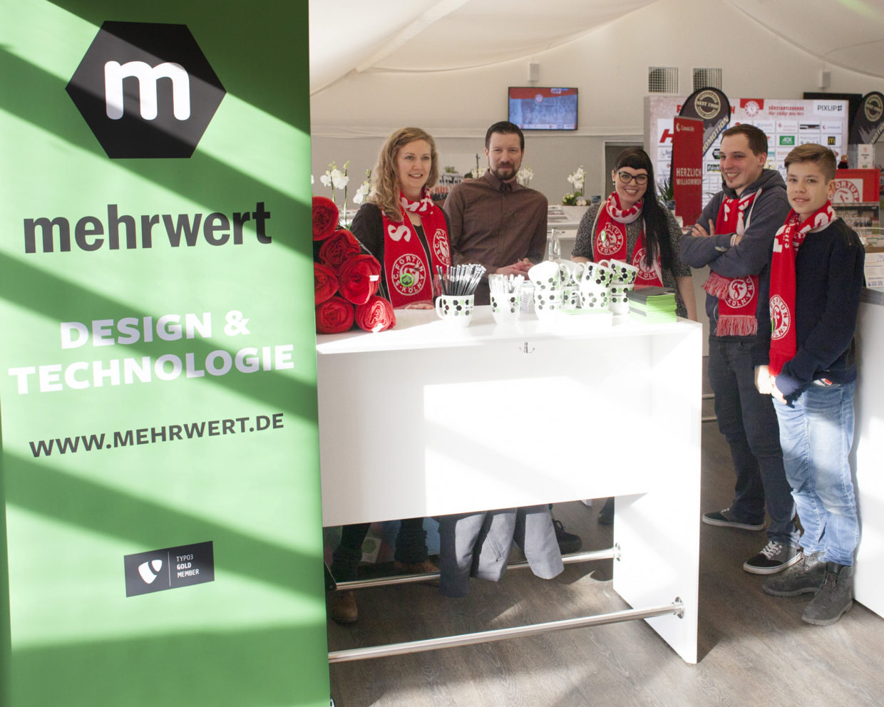 Das mehrwert-Team steht als »Sponsor of the Day« im Kölner Südstadion