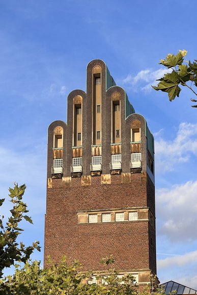 Ein Foto des Hochzeitsturms auf der Mathildenhöhe in Darmstadt.