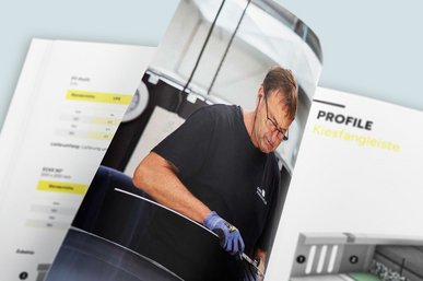 Eine Nahaufnahme einer Seite aus der Kantmanufaktur-Preisliste zeigt einen Mitarbeitenden bei der Handarbeit mit Metallprofilen