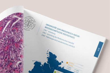 Die aufgeblätterte Broschüre zur Geschichte der akademischen Pathologie zeigt eine Deutschlandkarte mit Lehrstühlen der Pathologie