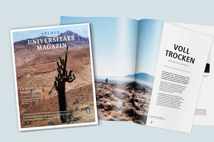 Das Cover und eine aufgeschlagene Innenseite des Unimagazins zeigen die Themenwelt Wüste