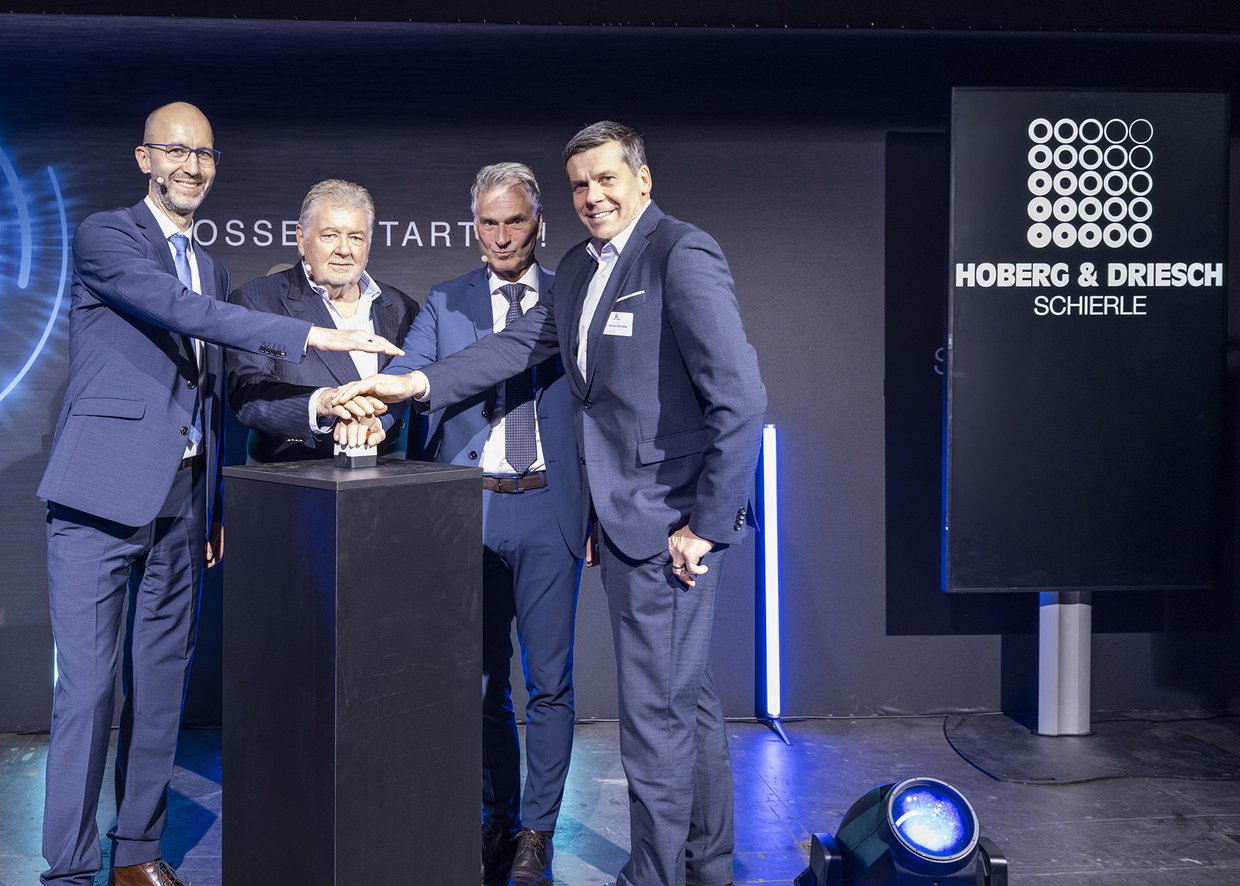 Vier Personen drücken gemeinsam einen roten Buzzer (v.l.n.r.: Nico Genge, Erwin Schierle, Hanns-Jörg Westendorf und Dr. Marcus Schubbe)