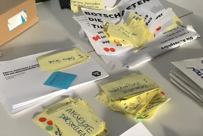 Ein Foto von gehäuften und beschriebenen Klebezetteln auf einem Tisch, von einem Workshop Tag bei der Technischen Universität Dortmund