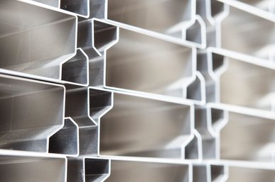 Das Moodbild zeigt gestapelte Metallprofile