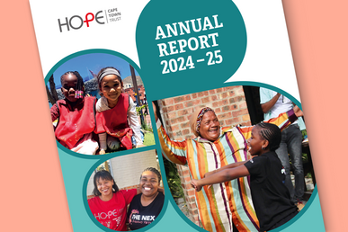 Eine Nahaufnahme vom Titelbild des Jahresberichts von HOPE