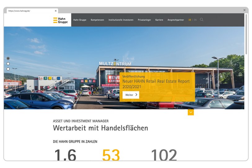 Die Startseite mit einem großen Immobilienbildmotiv und Fakten zur Hahn Gruppe ist in einem Monitor sichtbar