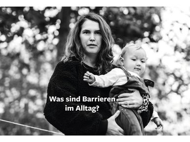 Eine Frau hält ihr Baby in einem Arm. Darüber steht der Schriftzug "Was sind Barrieren im Alltag?"