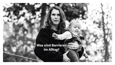 Eine Frau hält ihr Baby in einem Arm. Darüber steht der Schriftzug "Was sind Barrieren im Alltag?"