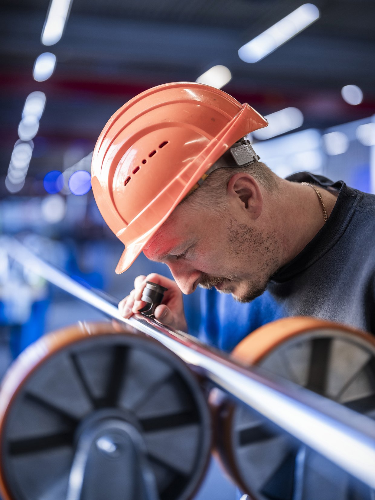 Qualitätssicherung der Oberflächenbeschaffenheit durch einen Mitarbeiter