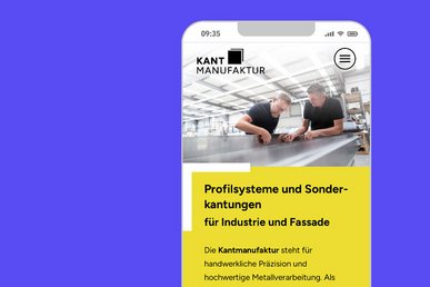 Die Startseite von der Kantmanufaktur ist in einem Smartphone abgebildet