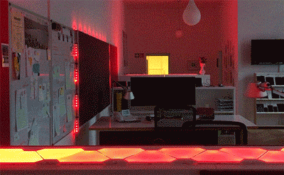 Eine Videosequenz, welche die flackernde, bunte Bürobeleuchtung zeigt