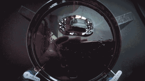 Eine Videosequenz zeigt, wie eine Menge Ferrofluid in einer Petrischale zum Bewegen gebracht wird