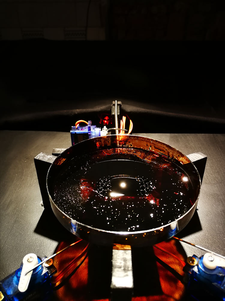 Installation des Projektes »Ferrofluid in einer Petrischale«